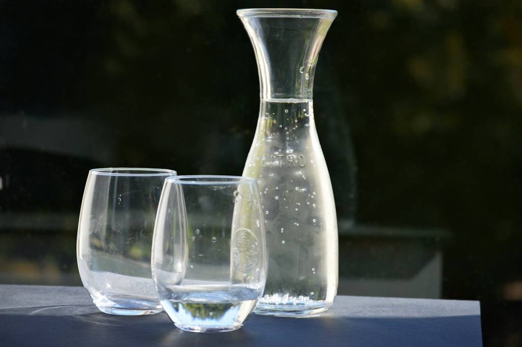 Carafe d'eau parmi les accessoires vin de dégustation