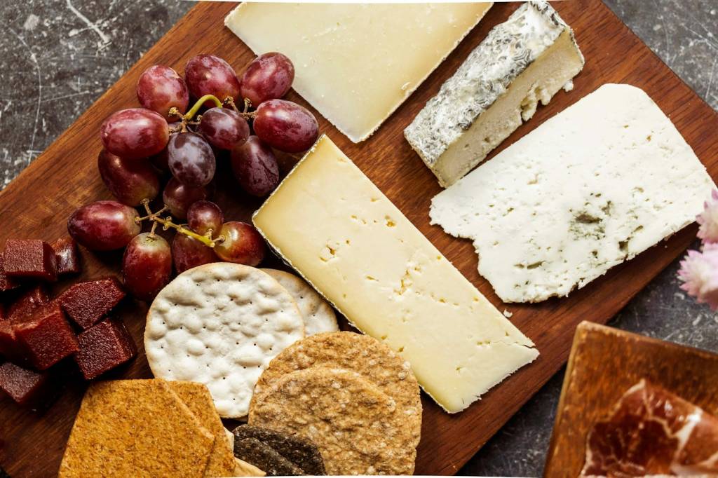 Verre de vin blanc et fromage pour des accords fromages et vins