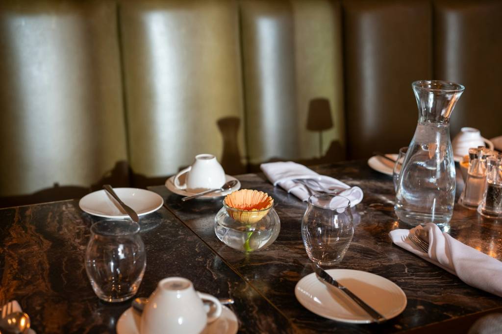 Carafe d'eau à table pour des accords mets-vins avec modération