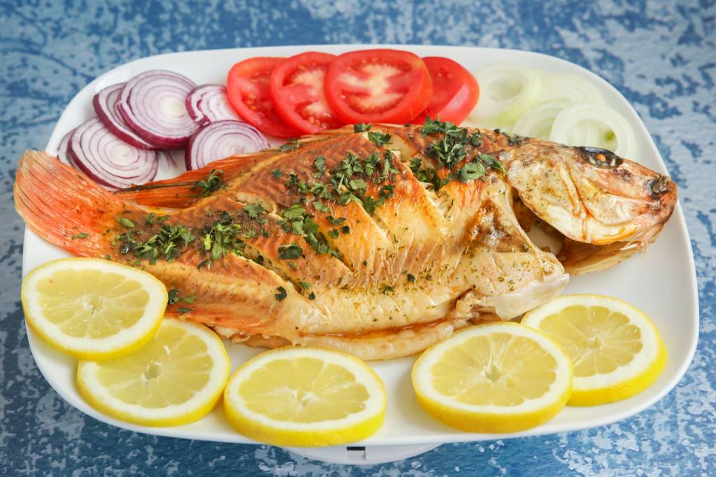 Poisson grillé et légumes, base d'accords mets-vins réussis