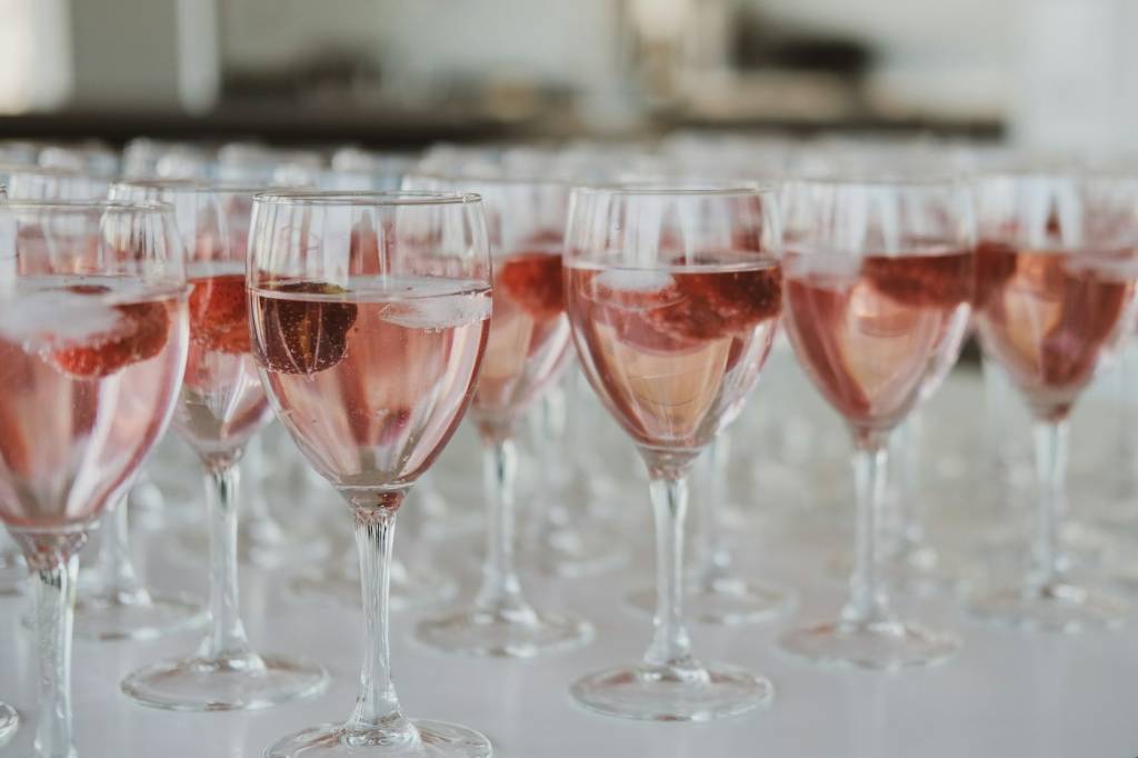 Verre de rosé de Provence pour des accords mets-vins estivaux