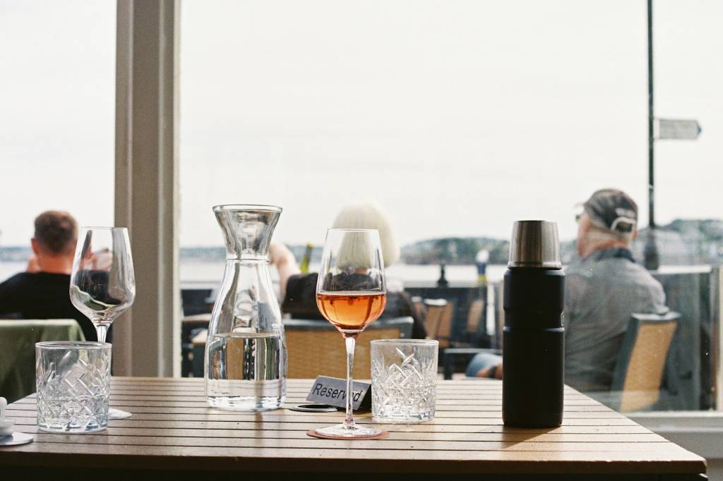 Table de dégustation partagée autour d'un cadeau pour amateur de vin