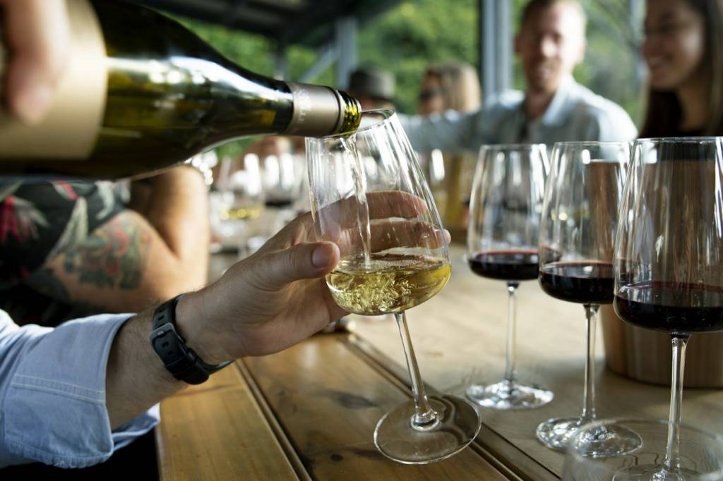 Composition d'un coffret vin sur une table de dégustation