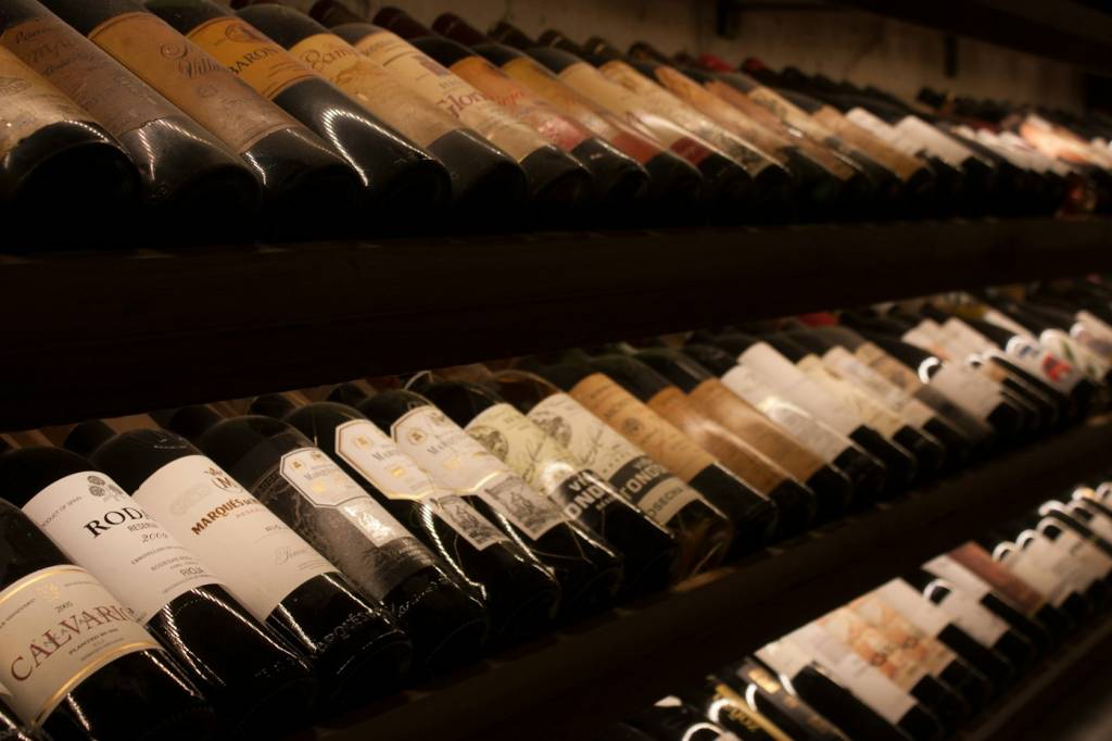 Bouteilles couchées avant de rejoindre un coffret vin