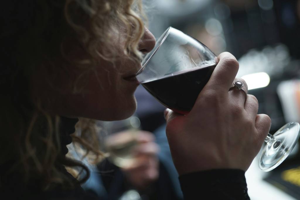 Analyse sensorielle d'un vin pendant un cours d'œnologie