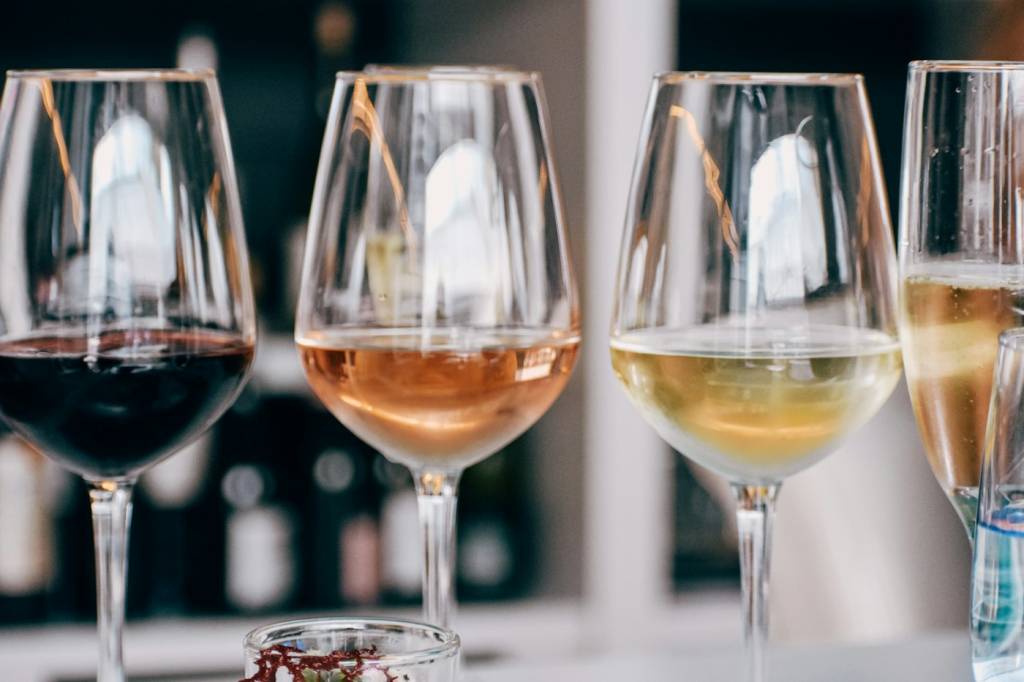 Plusieurs verres alignés pour une dégustation de vin comparative
