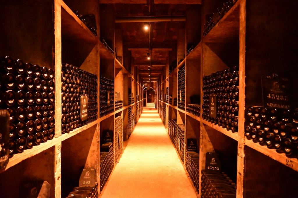Caveau d'un domaine aménagé pour la dégustation de vin