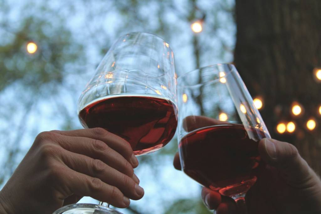Robe d'un vin rouge observée à la lumière, première étape de la dégustation de vin