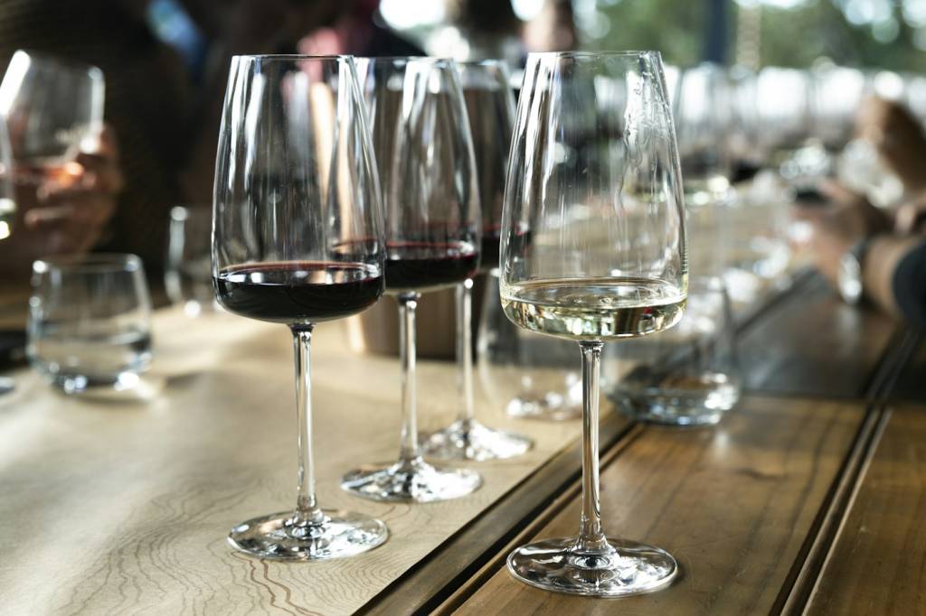 Verres de dégustation et carafe d’eau sur la route des vins de Provence