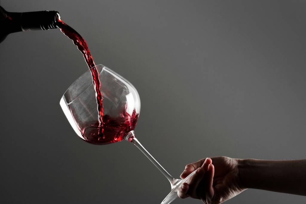 Verre de vin rouge lors d’une dégustation dans le vignoble de Bandol