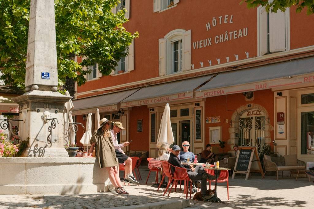 Petit-déjeuner servi en terrasse après une nuit à dormir dans les vignes