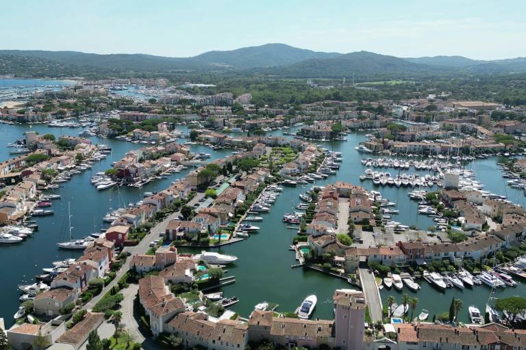 Port provençal illuminé, cadre des fêtes du vin en Provence