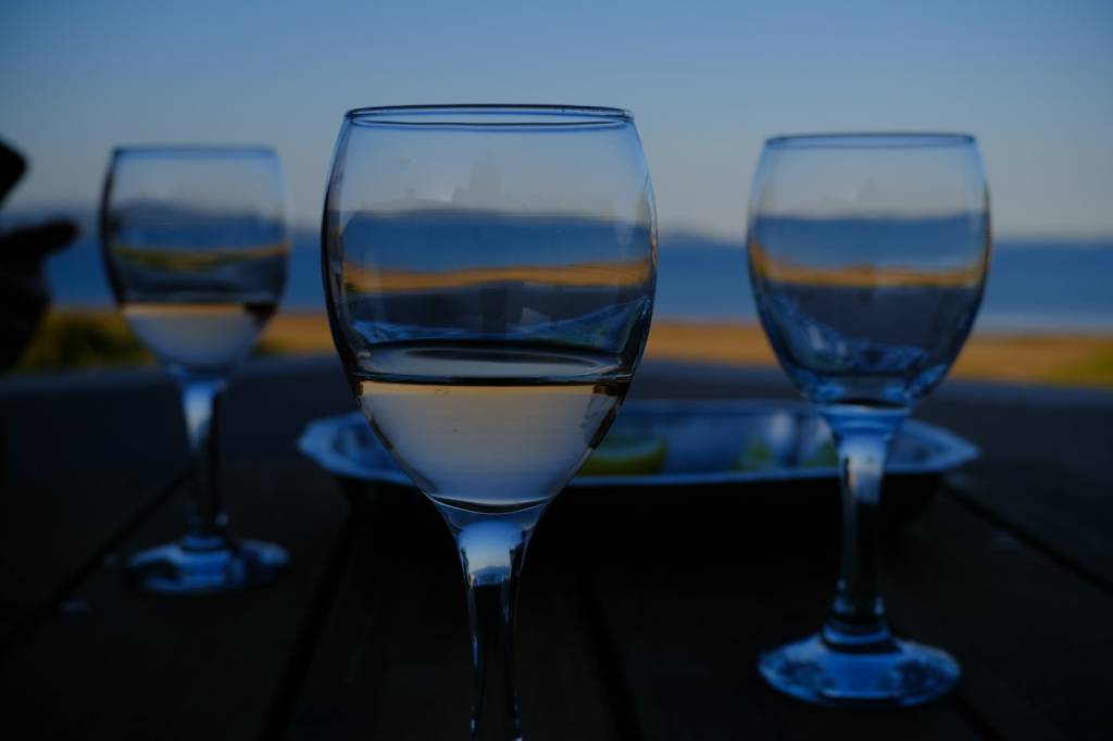 Verres et carafe d'eau sur une table lors des fêtes du vin en Provence