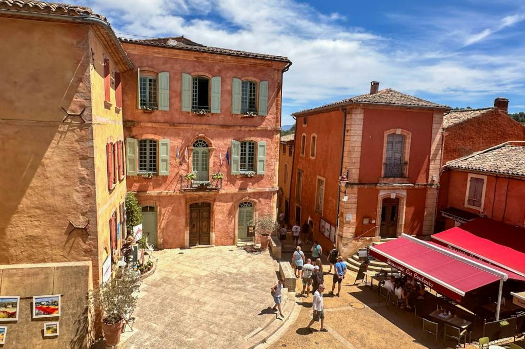Place ombragée d'un village provençal pendant les fêtes du vin en Provence