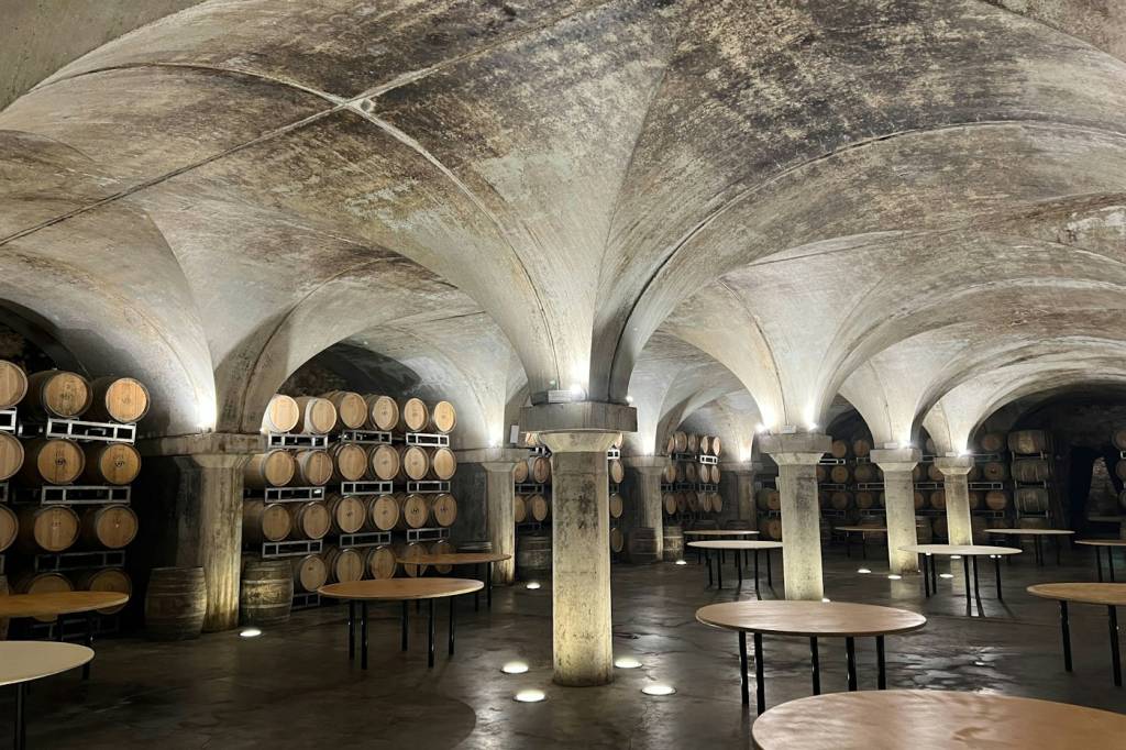 Fûts de chêne dans une cave du vignoble de Bandol