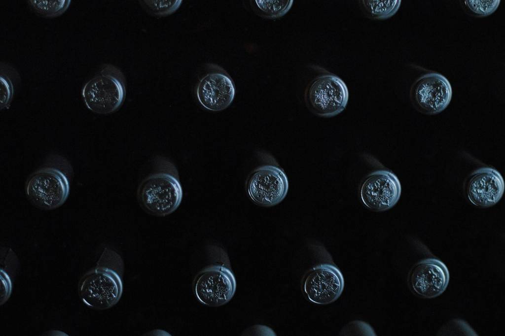 Bouteilles de vin rosé dans une cave de la route des vins de Provence