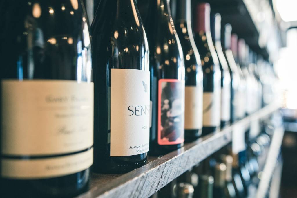 Bouteilles alignées sur le stand d'un vigneron au salon des vins
