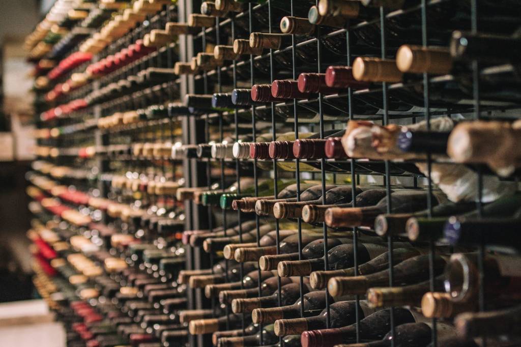 Bouteilles achetées au salon des vins rangées dans une cave