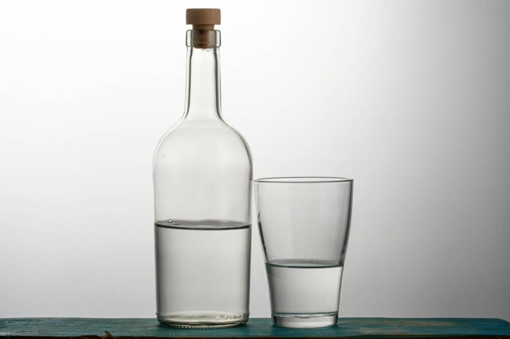 Carafe d'eau à côté d'un verre de dégustation au salon des vins