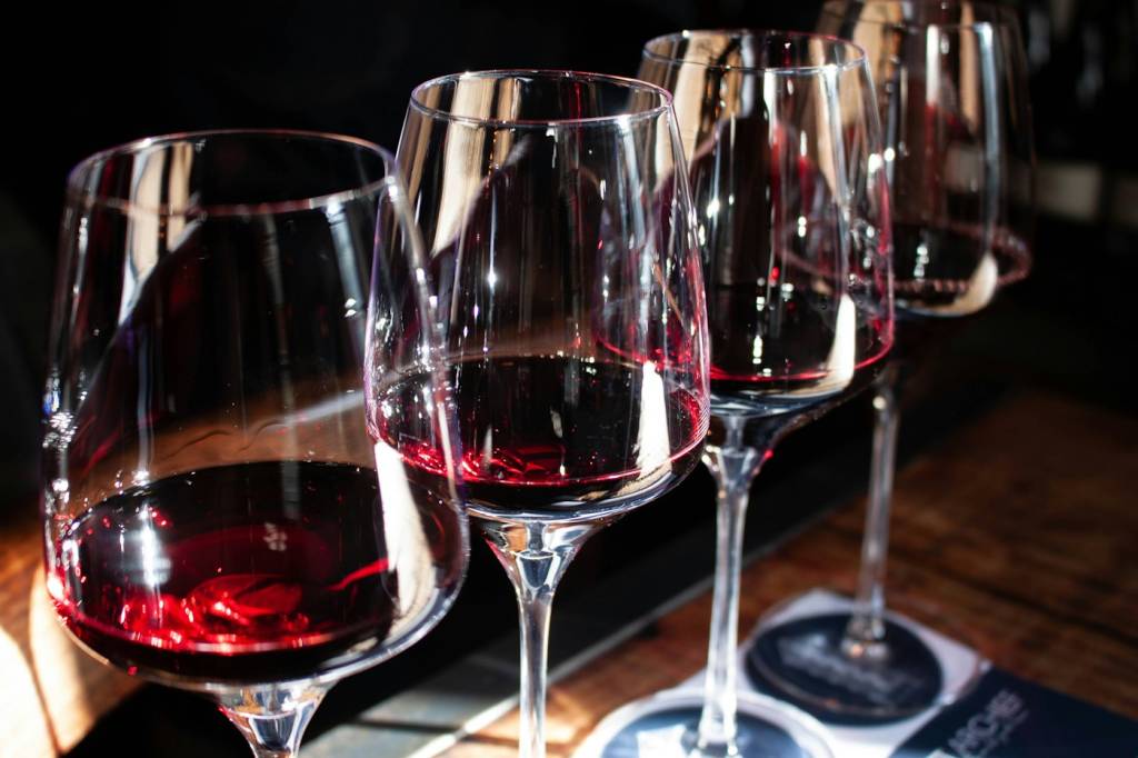 Verre de vin et carnet de notes lors d'un salon des vins