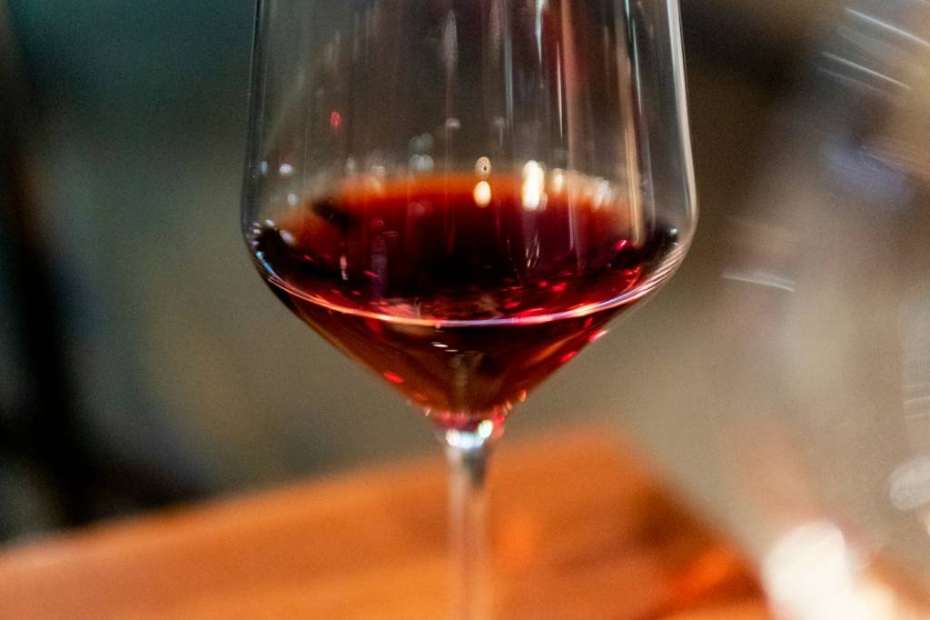 Verre de vin rouge servi avec la truffe noire de Provence