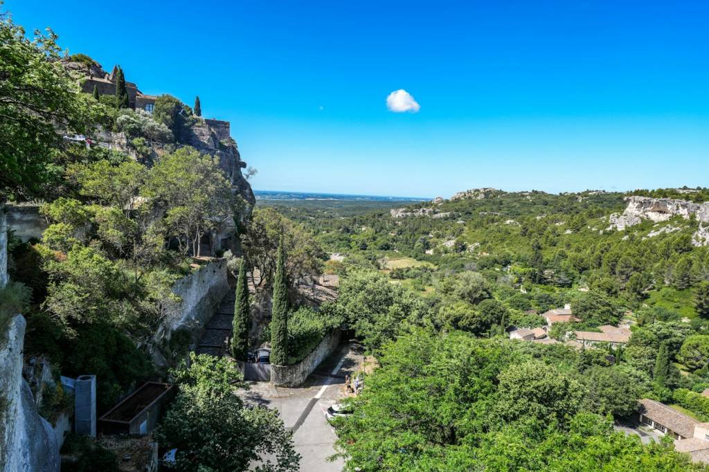 Village perché dominant le vignoble de Bandol