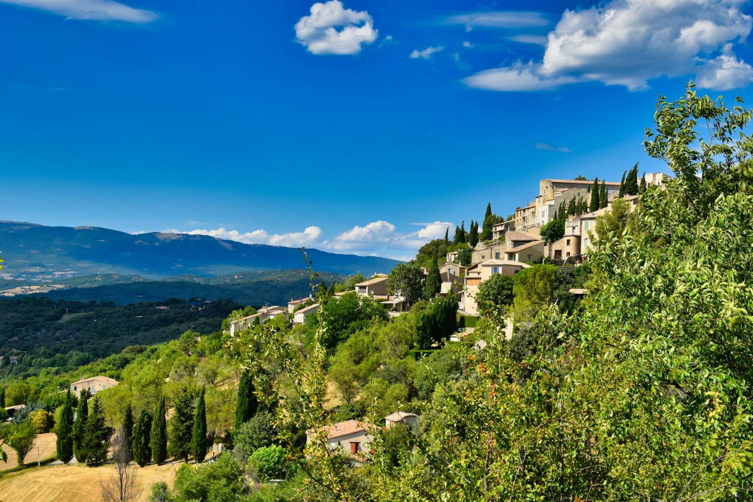 Un des villages du Luberon perché au-dessus des vignes et des champs