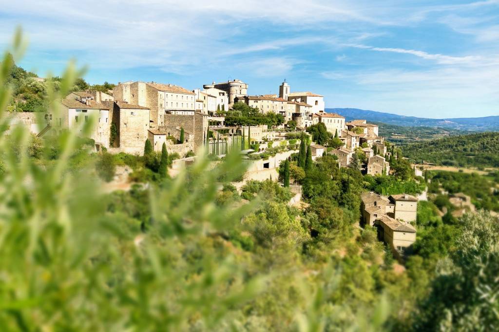 Gordes, l'un des villages du Luberon labellisés, accroché à sa colline