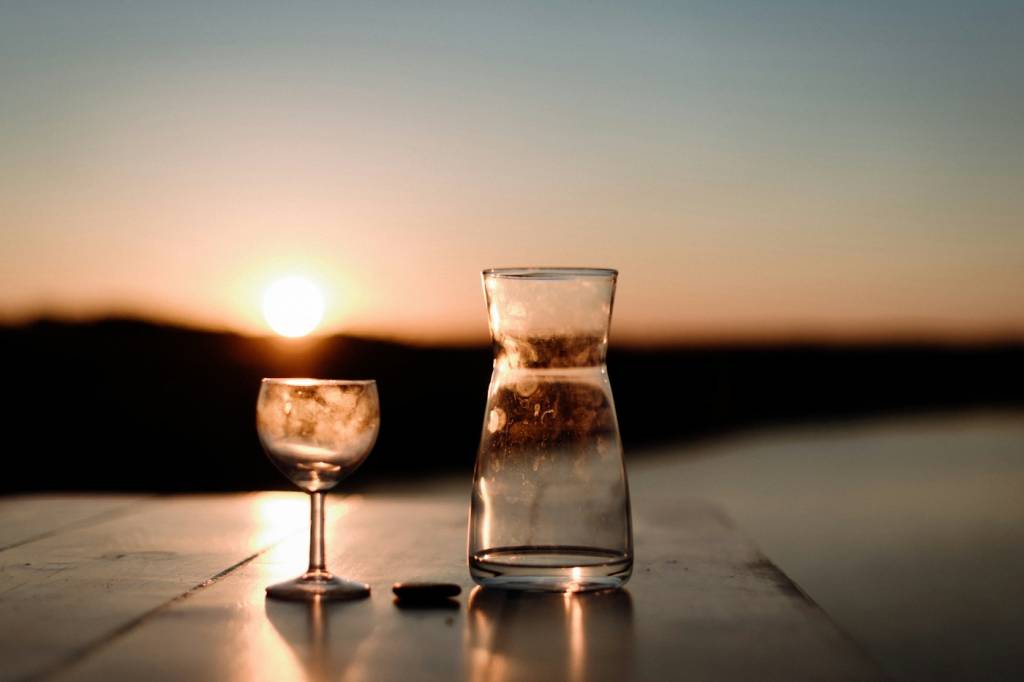 Verres de vin et carafe d'eau sur une table, week-end œnologique avec modération