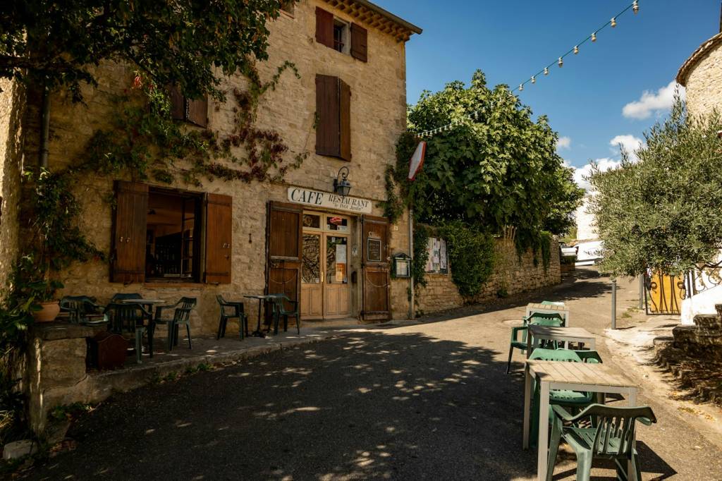 Terrasse ombragée d'un village provençal pendant un week-end œnologique